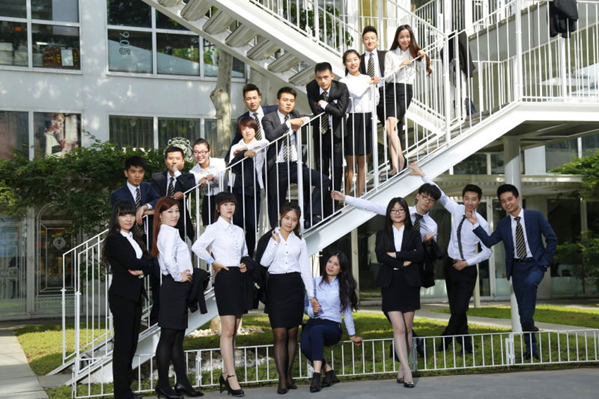 遠行地產(chǎn)員工身著定制職業(yè)裝合影