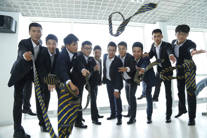 遠行地產(chǎn)男員工身著工作服